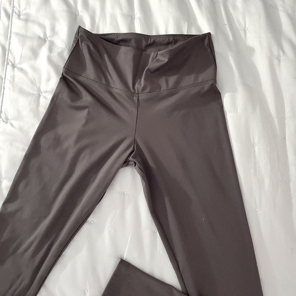 Black Bow Soft Mid Rise Leggings in charcoal - Size M- Smaller fit - Picture 9 of 16